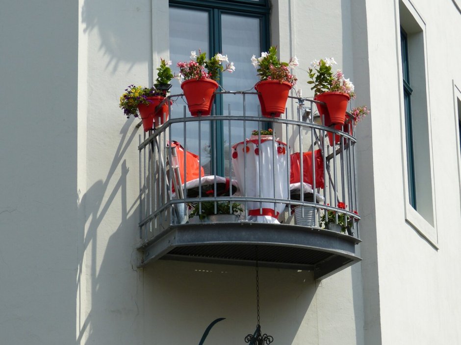 Красивый балкон с улицы