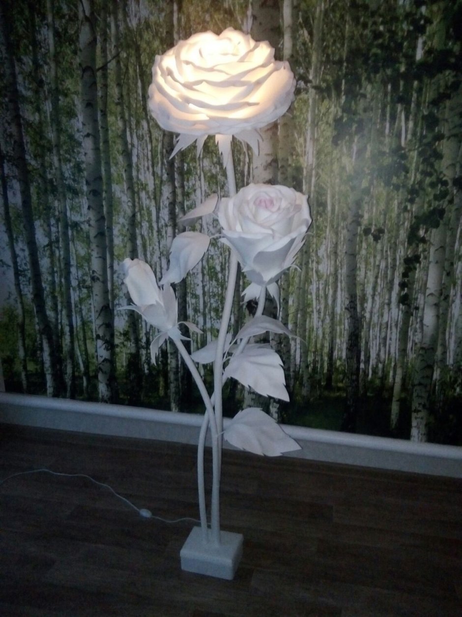 Напольный светильник в виде цветка