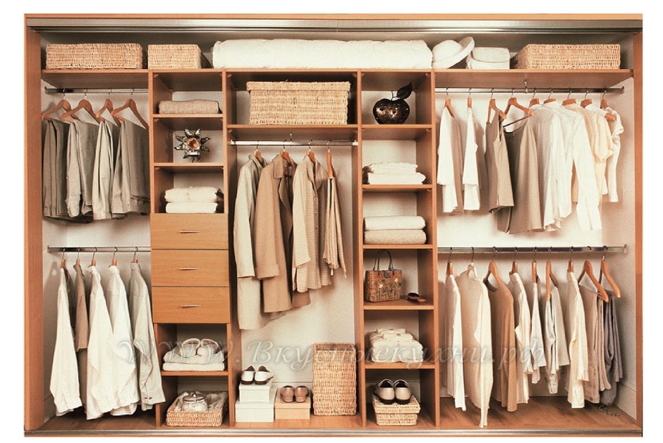 Гардеробная со шторами вместо дверей