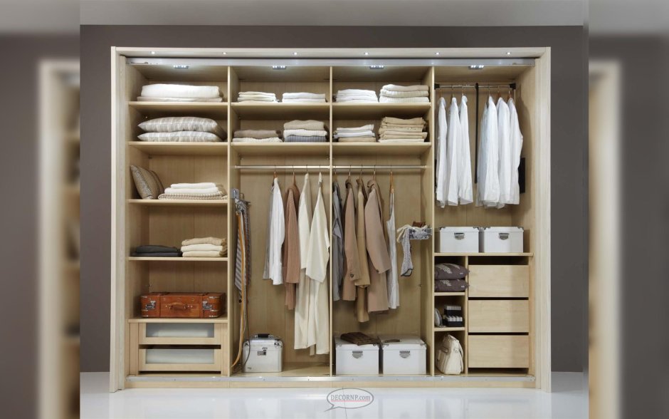 Шкаф с вещами