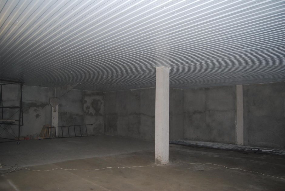 Потолок из профлиста в интерьере