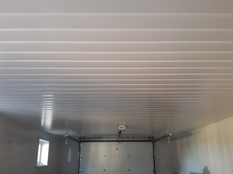 Потолок из металлических реек