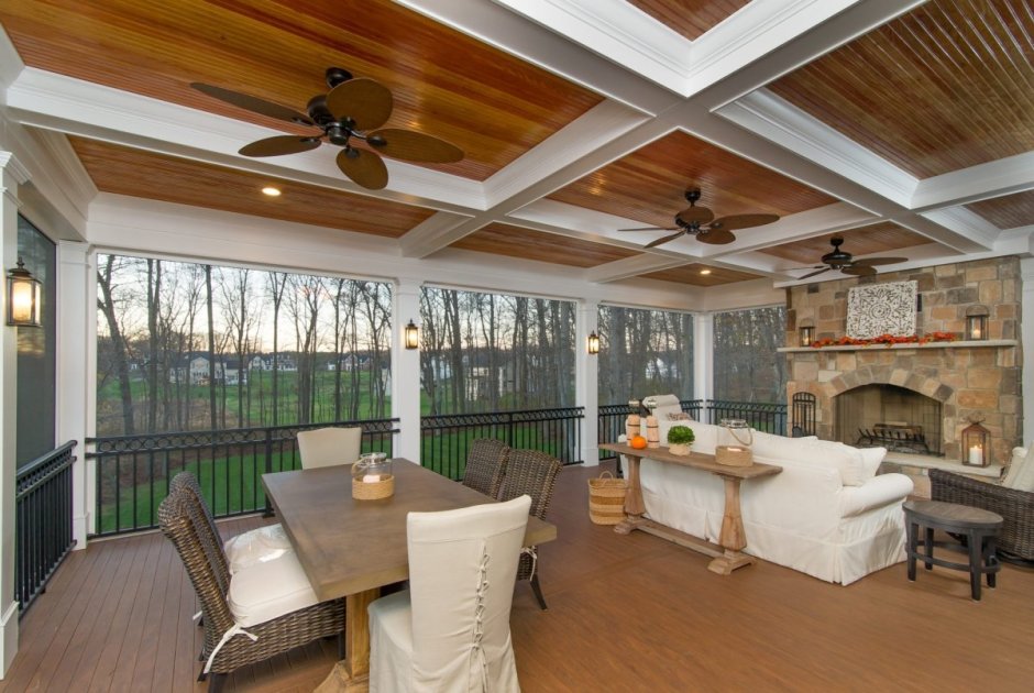 Купольный потолок с деревянными балками