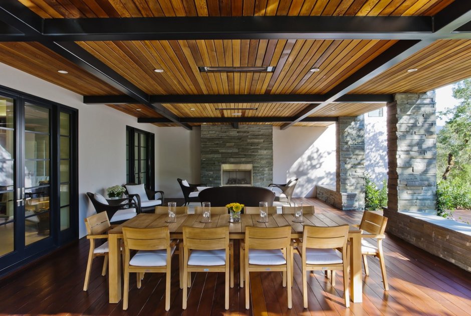 Потолок в беседке с балками