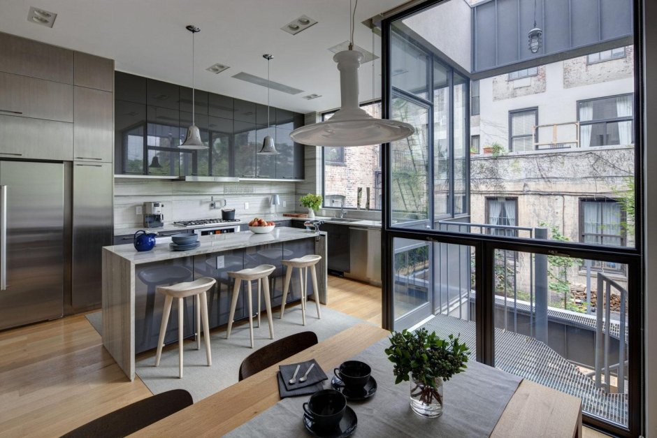 Кухня с панорамным окном в квартире