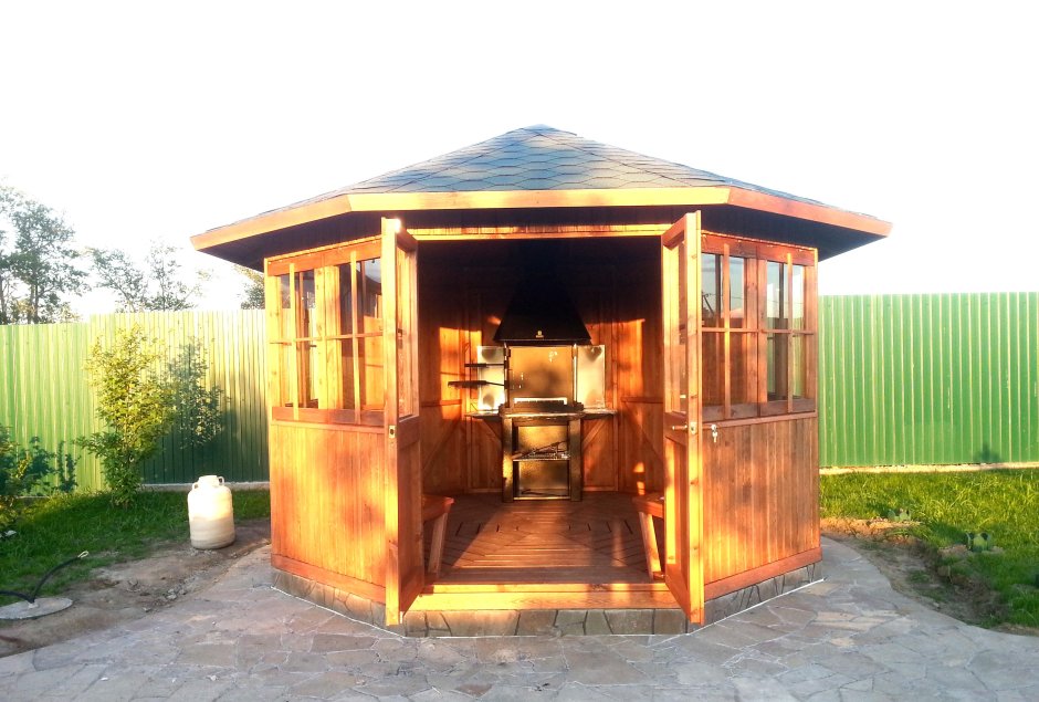 Беседка для дачи закрытого типа