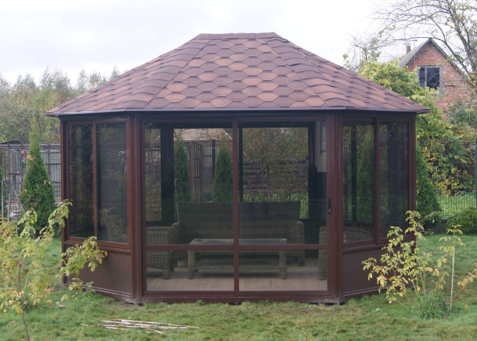 Застекленная беседка
