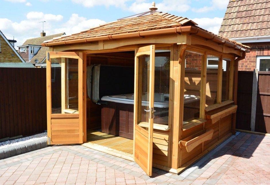 Закрытая деревянная беседка