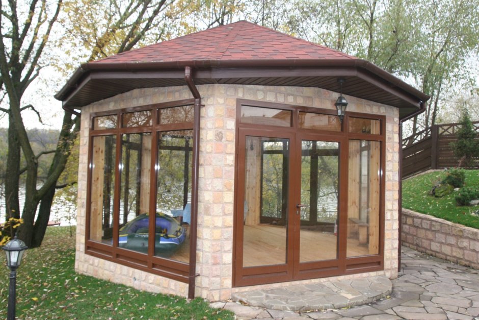Беседка остекленная угловая
