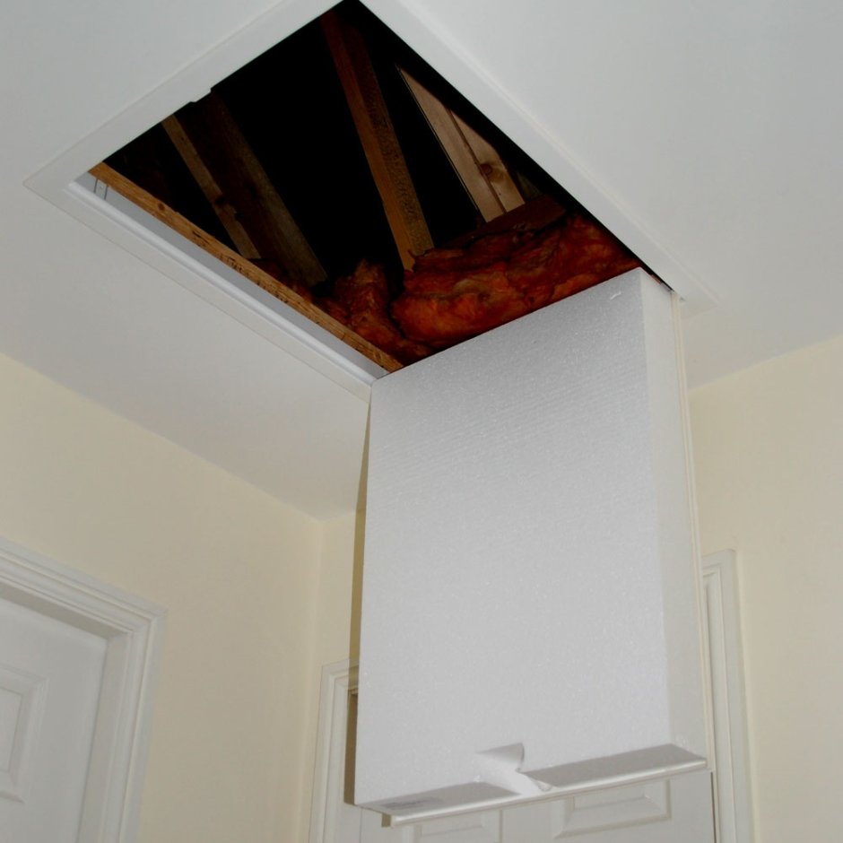 Люк на потолке на чердак