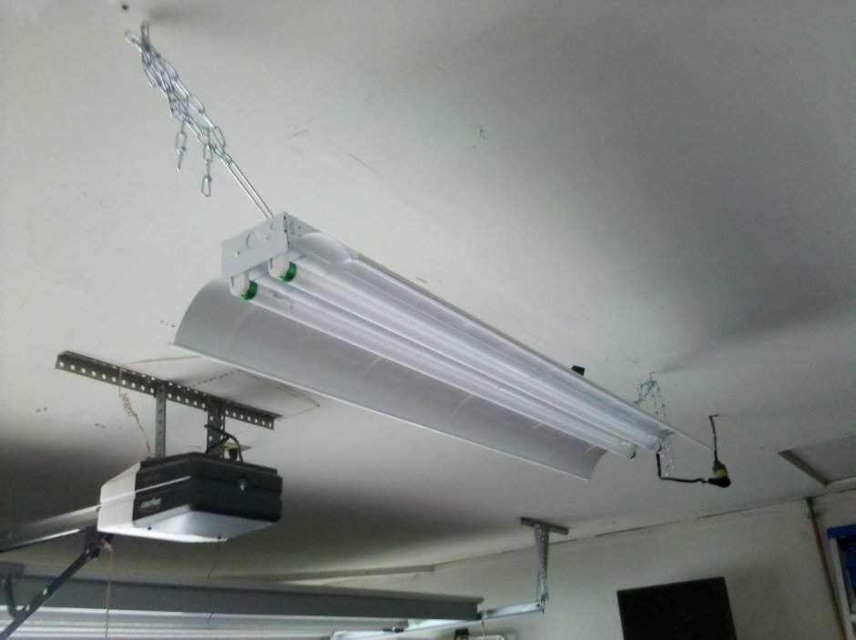 Белый гараж внутри