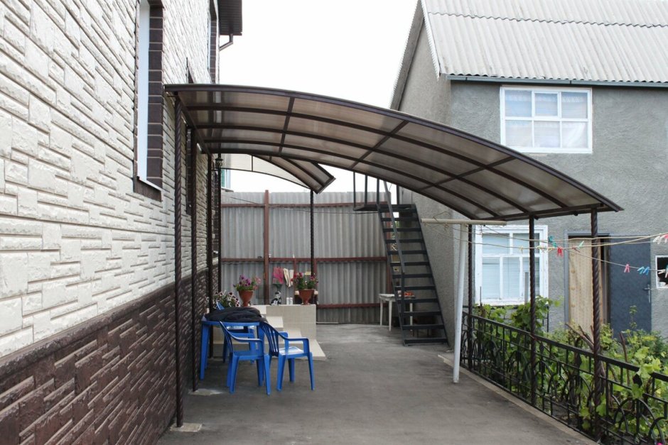 Террасаса с крыше из поликарбоната