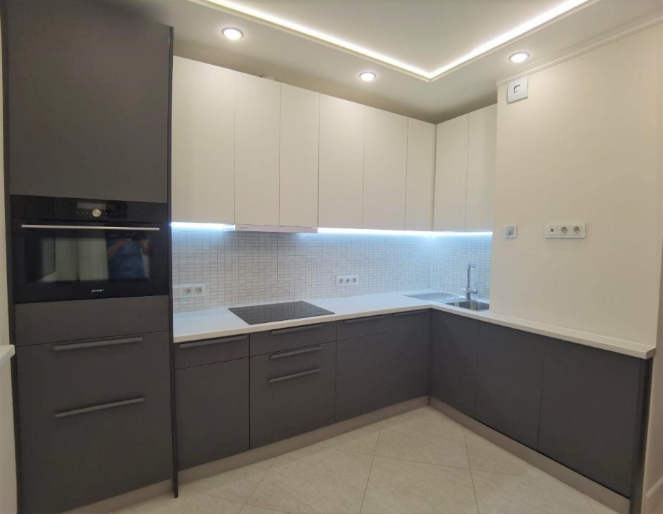 Белая кухня без ручек