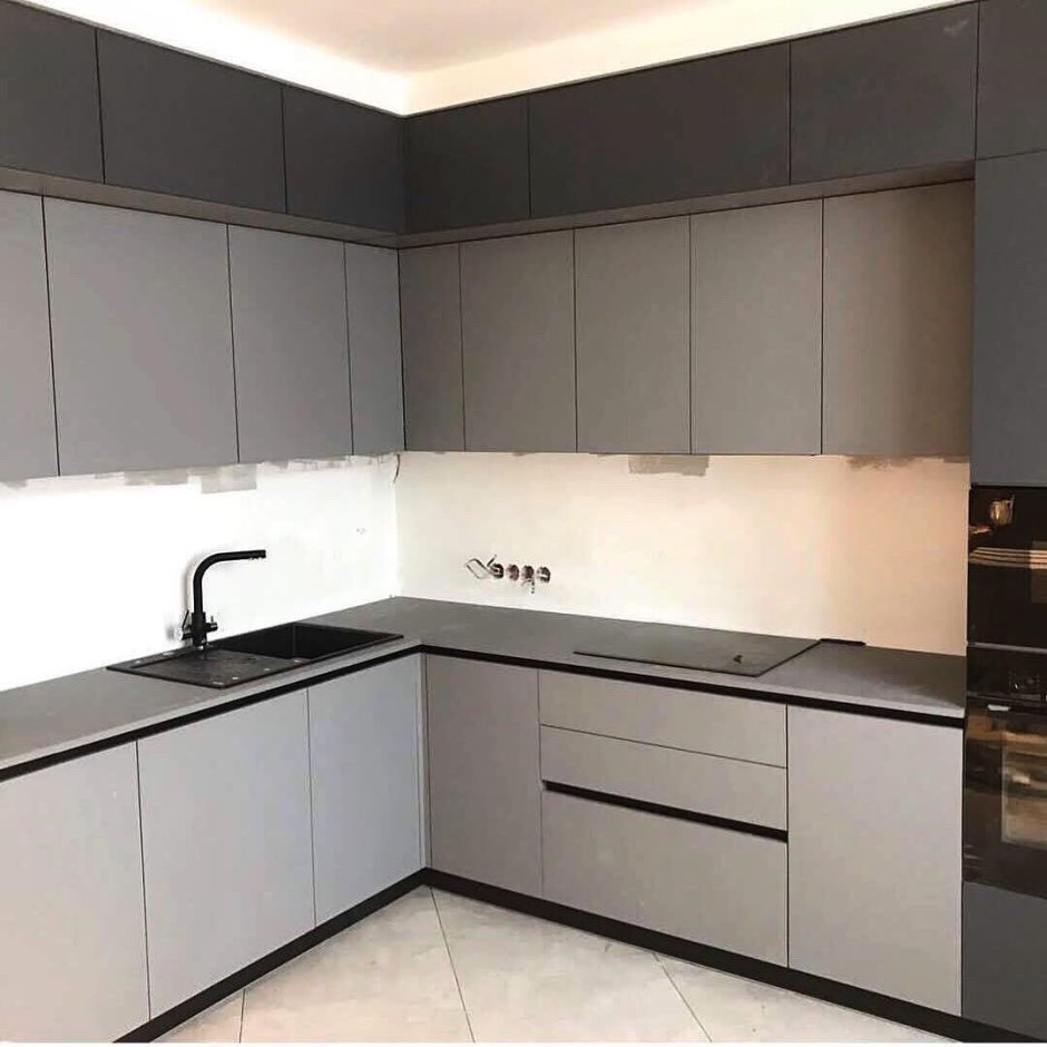 Кухня в темно светлых тонах