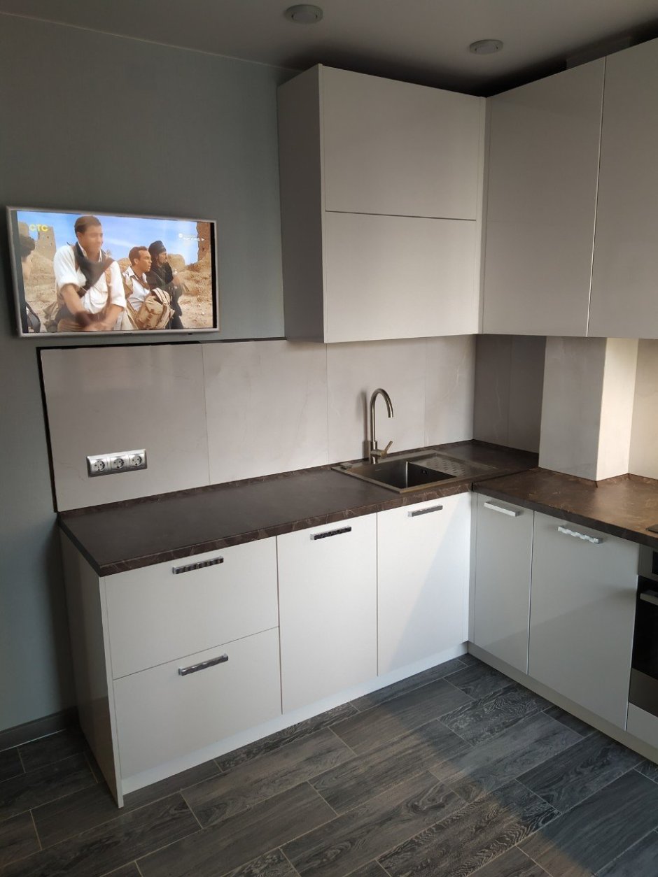 Кухня серая матовая угловая