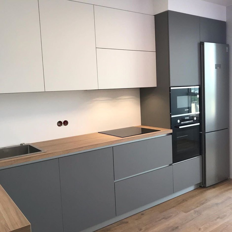 Белый глянцевый кухонный гарнитур в хрущевке