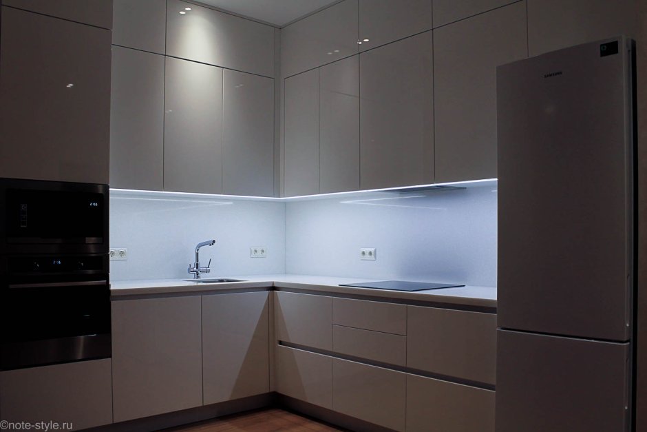 Светло серая глянцевая кухня
