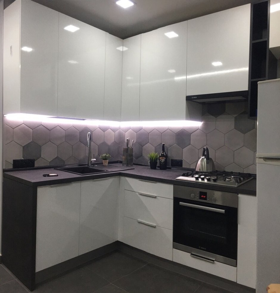 Синяя глянцевая кухня