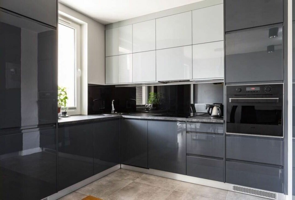 Кухня светлая белый верх