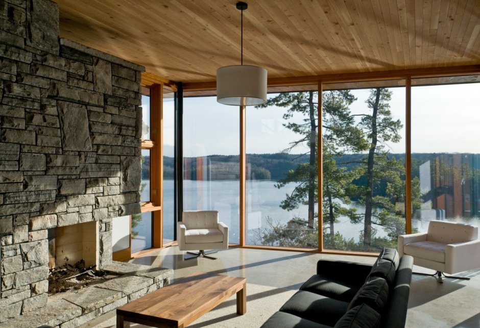 Дом в лесу с панорамными окнами