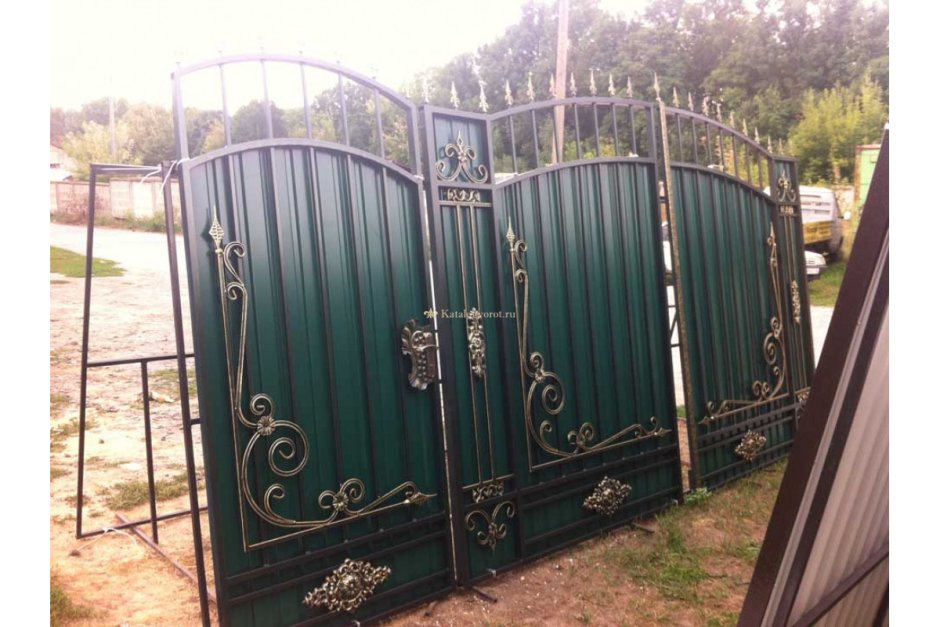Ворота из профнастила с калиткой с элементами ковки