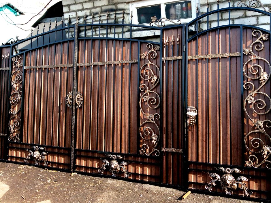 Кованые ворота с листьями