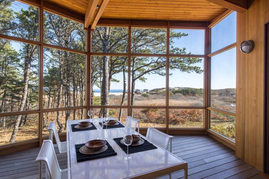 Стеклянный домик в лесу