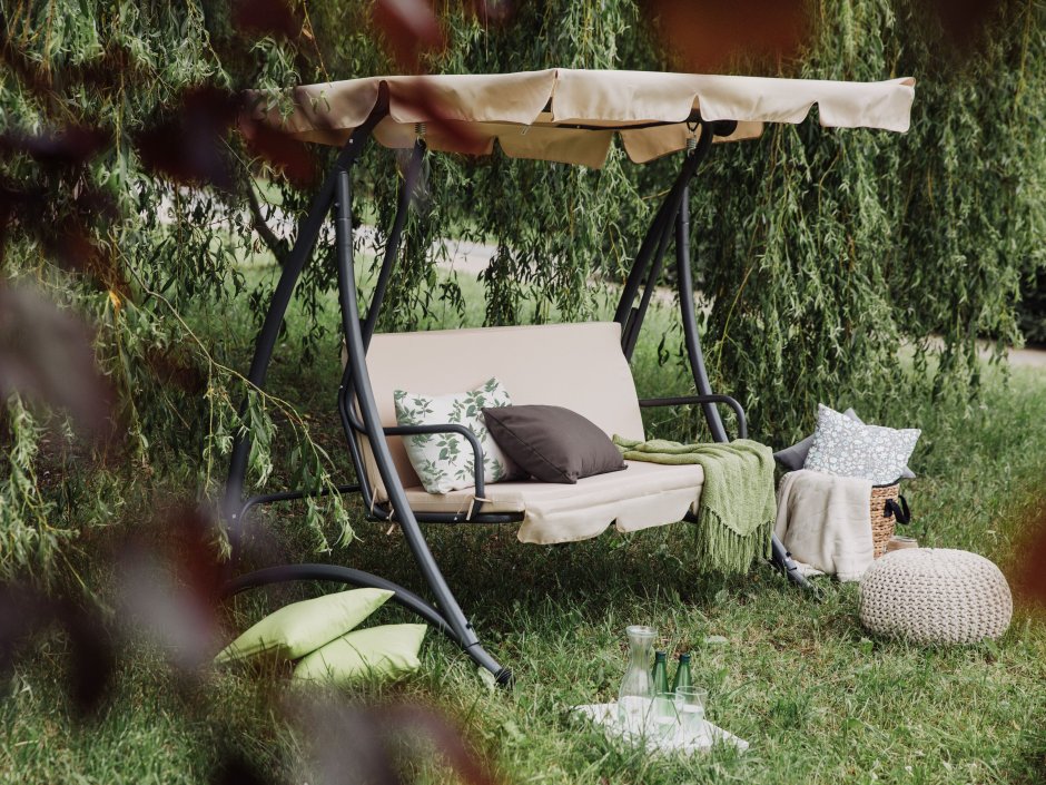 Садовая качель в ландшафте