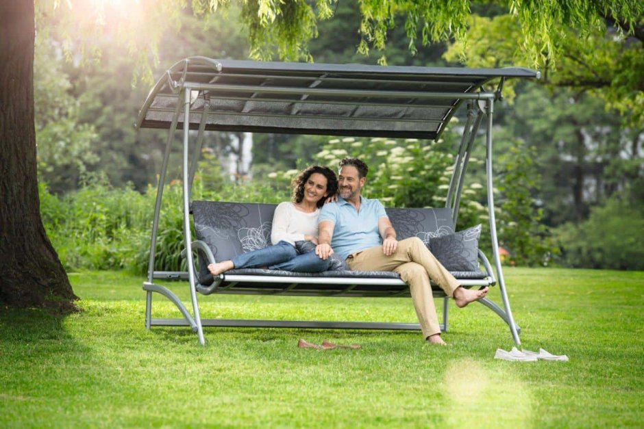 Садовые качели на дачном участке