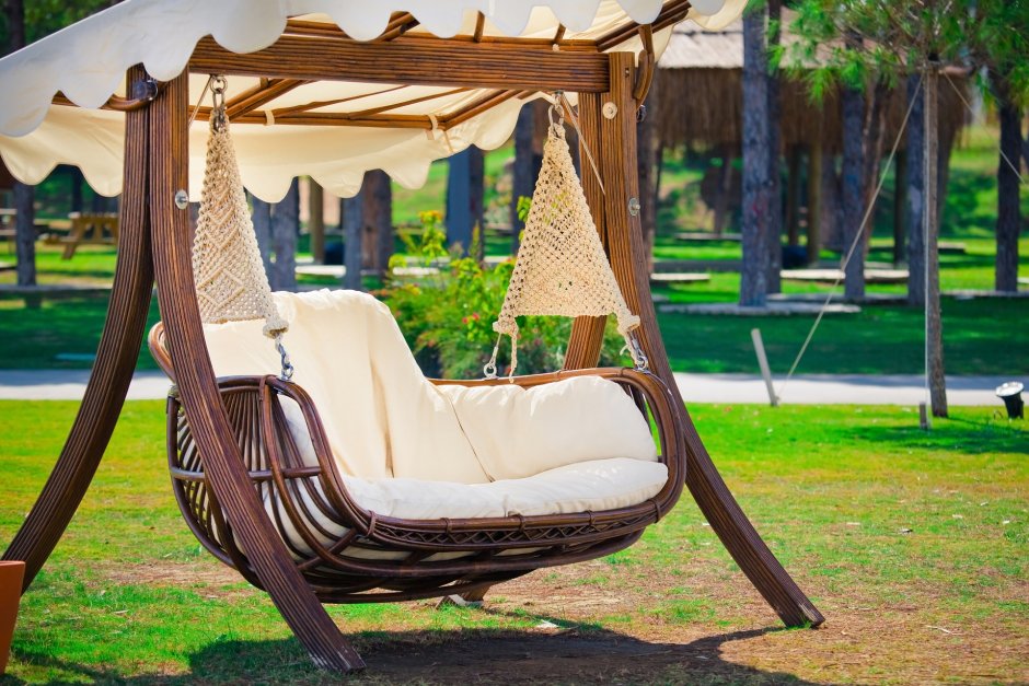 Садовые качели в интерьере сада