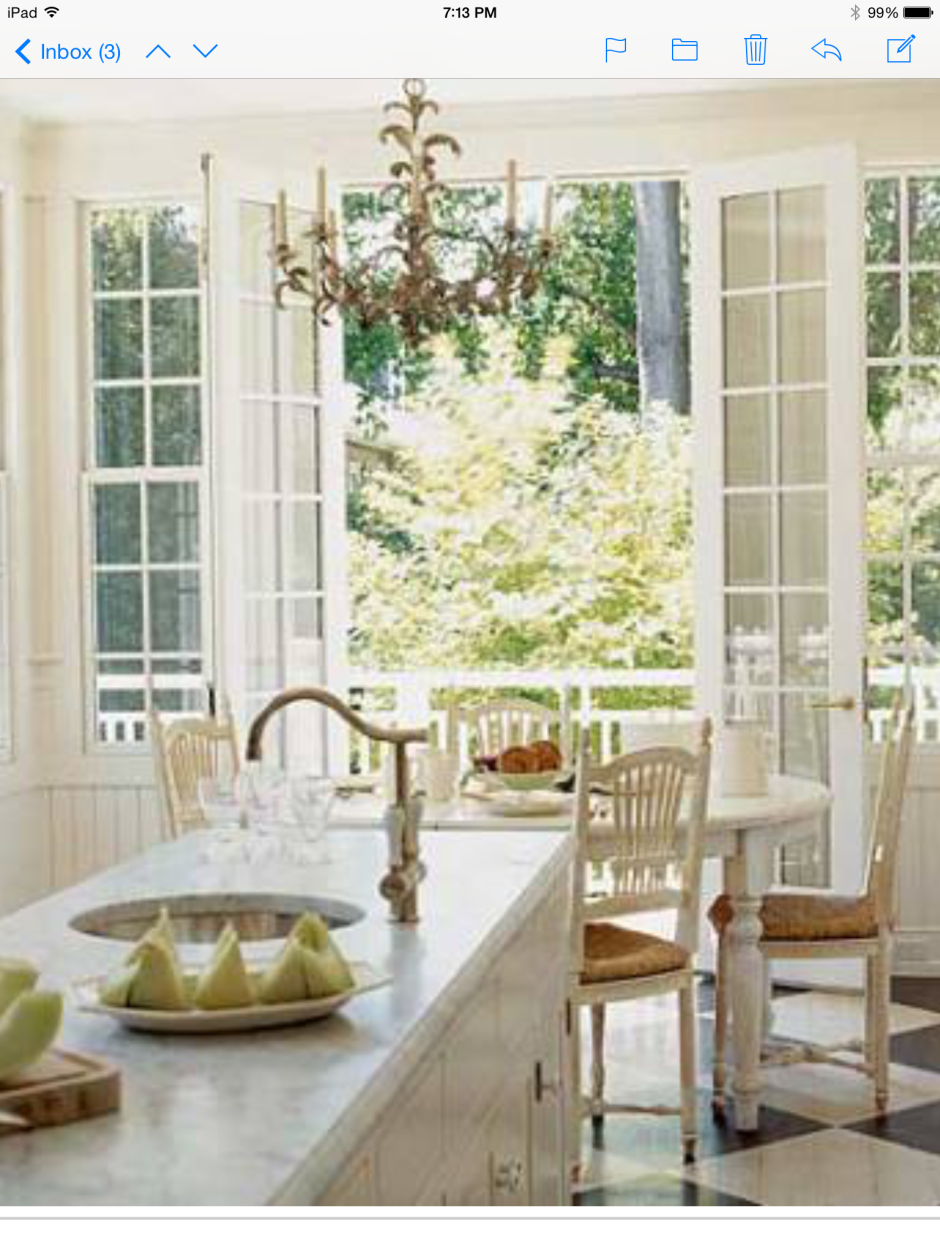 Кухня в стиле Прованс с панорамными окнами