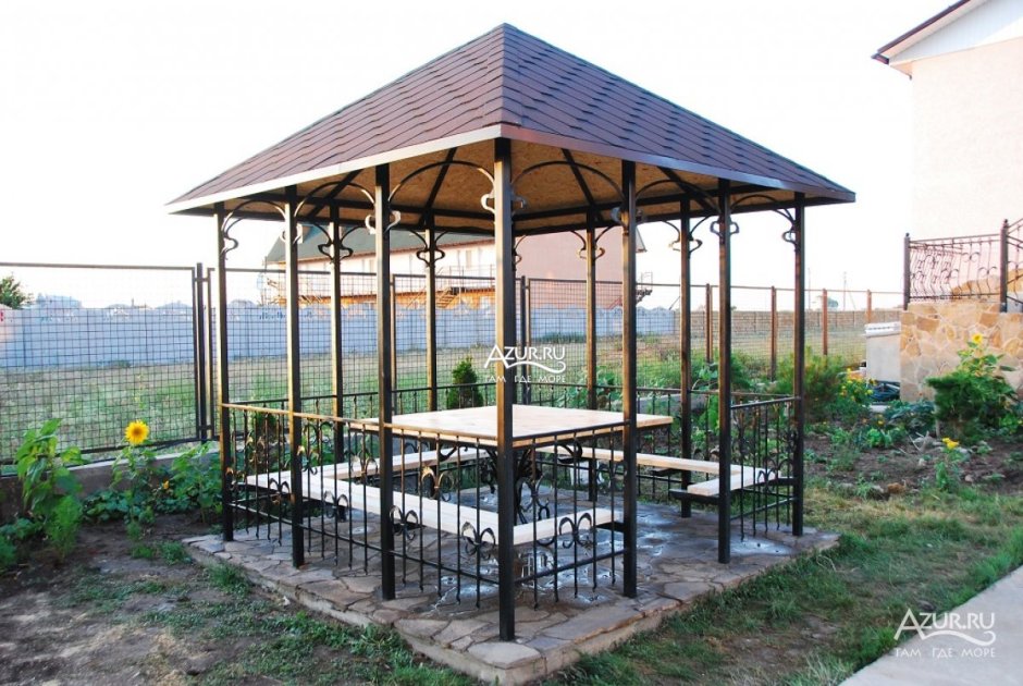 Беседка на металлическом каркасе