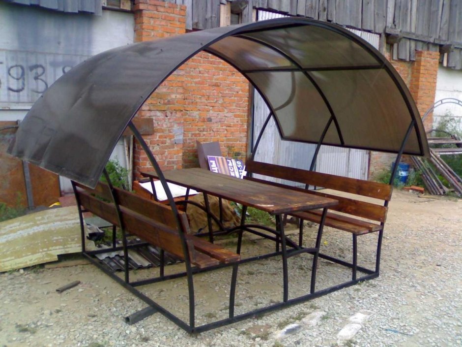 Лавочка с навесом из поликарбоната