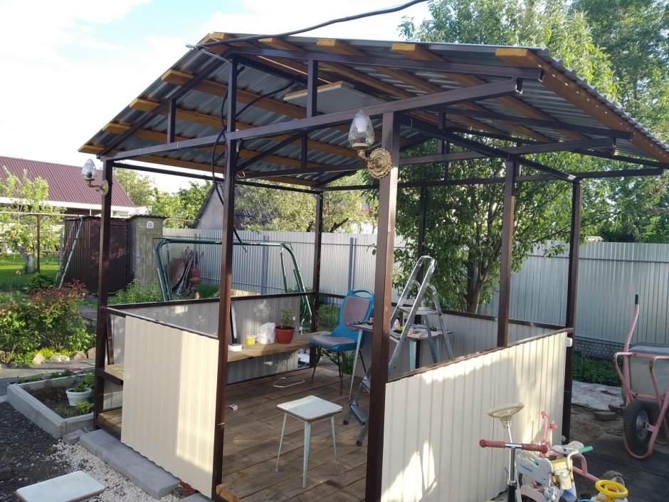 Беседка для дачи из труб металлических