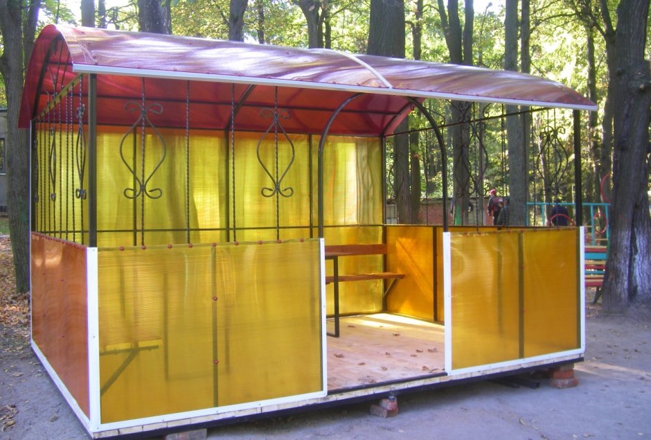 Беседка обшитая поликарбонатом