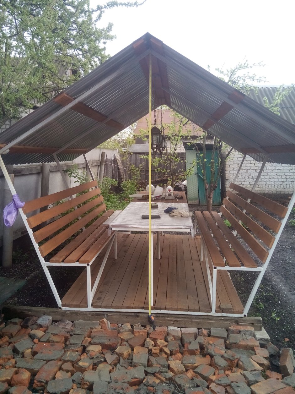 Беседка из подручных материалов