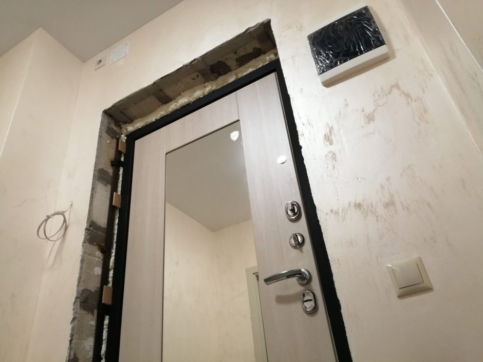 Декоративный кирпич у входной двери