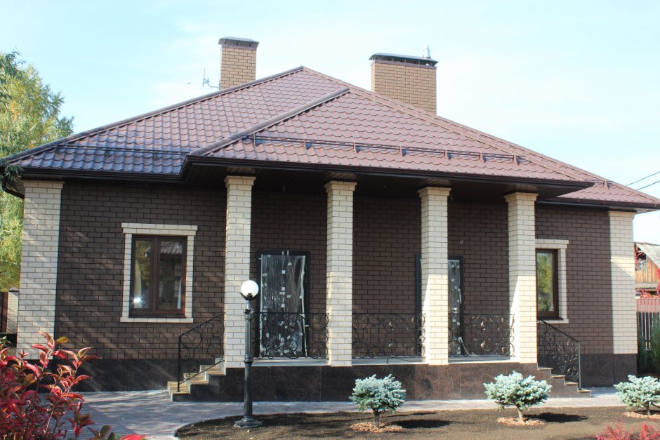 Одноэтажный дом облицованный кирпичом