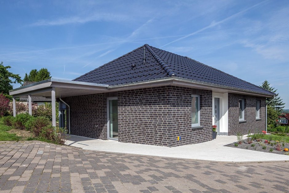 Одноэтажный дом с черной крышей