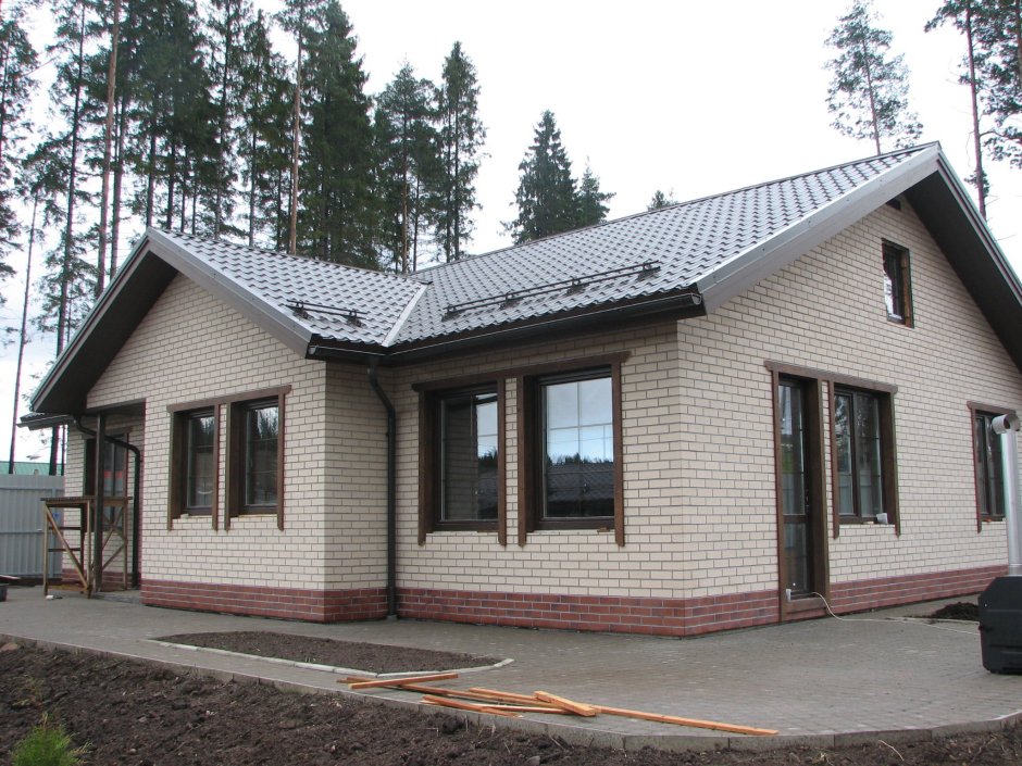 Одноэтажный дом с облицовкой кирпичом