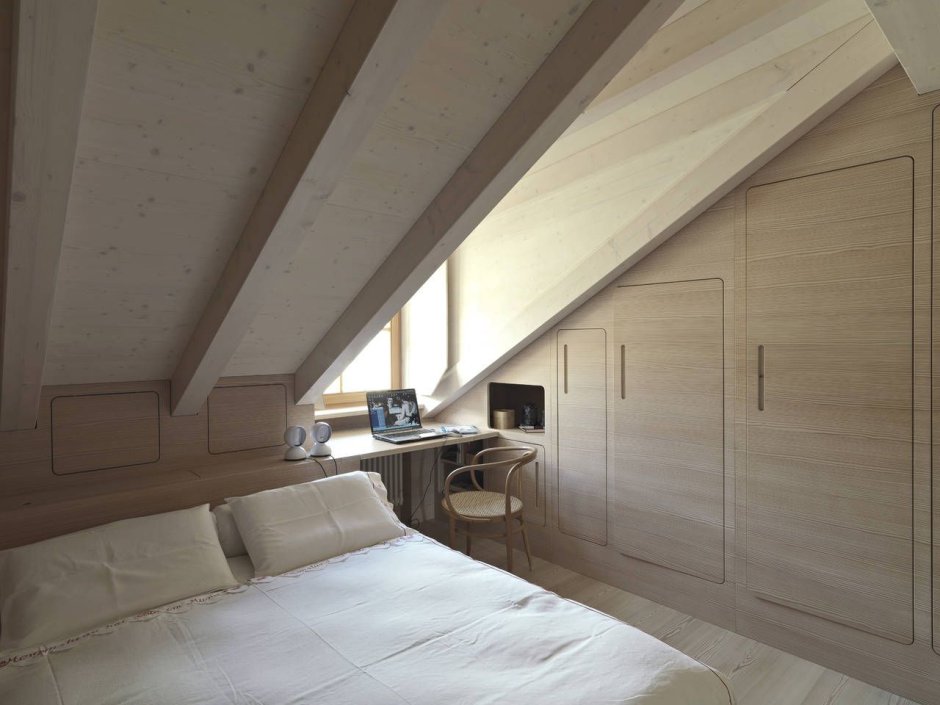 Кровать под скатом крыши