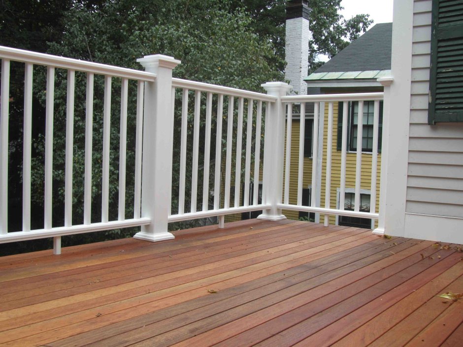 Деревянное ограждение балкона