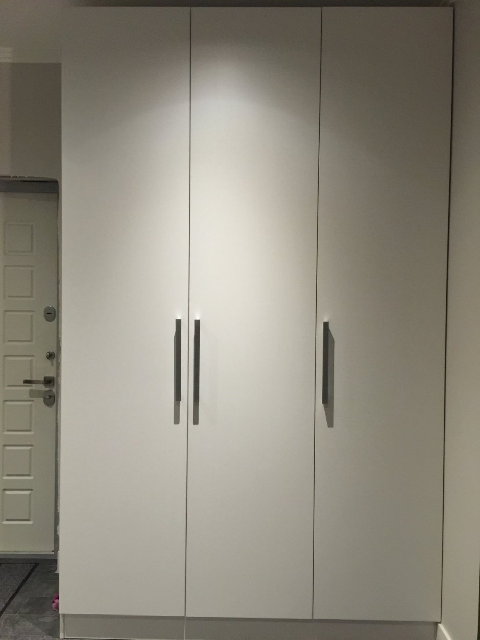 Шкаф с длинными ручками