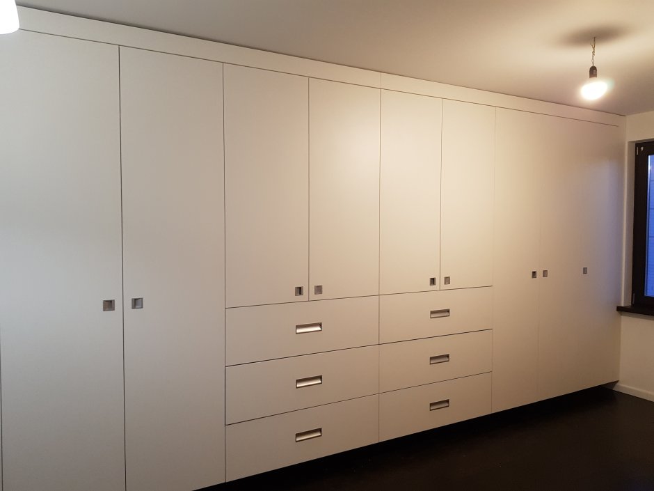 Распашной шкаф во всю стену