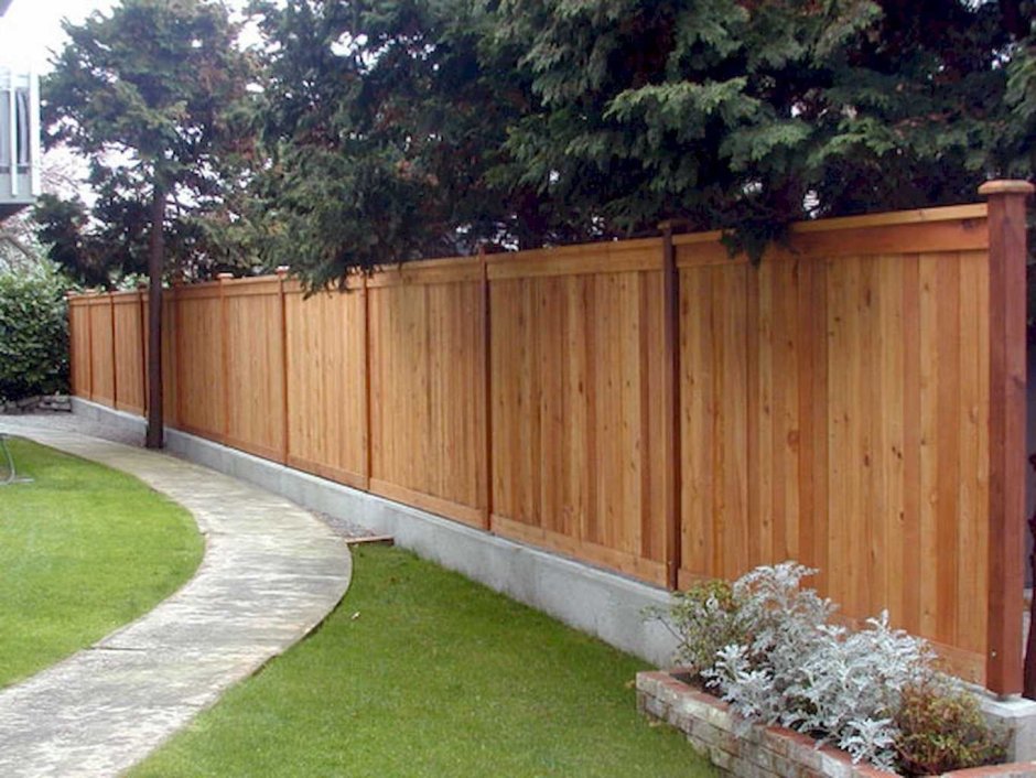 Деревянный забор во дворе