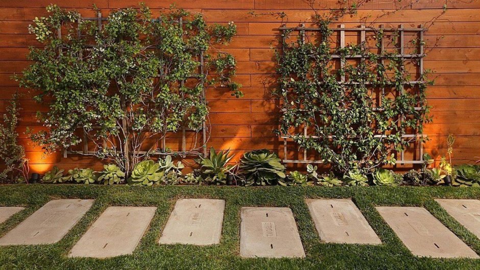 Украшение забора на даче