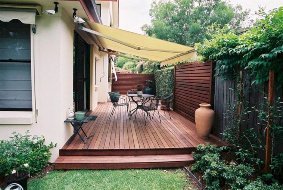 Терраса между домом и забором