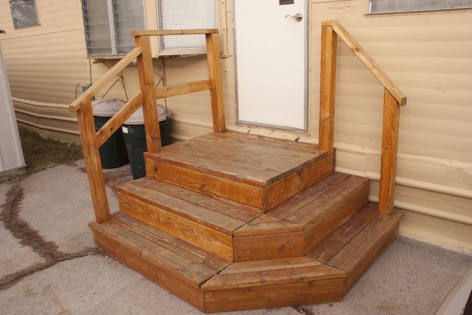 Деревянные ступеньки для крыльца