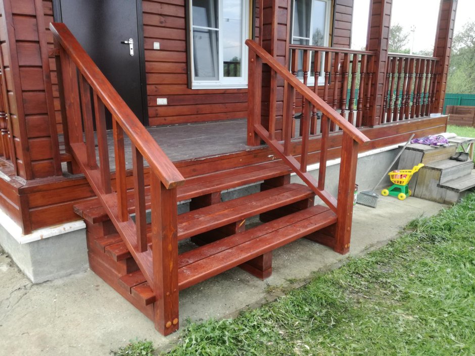 Деревянная лестница на крыльцо