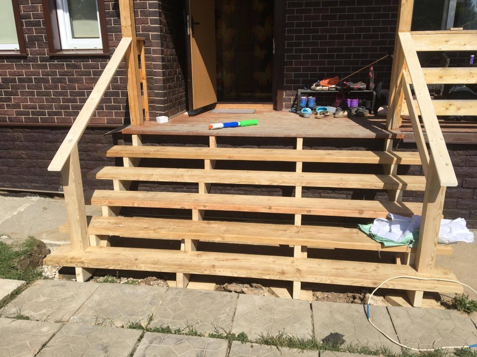 Деревянная лестница на крыльцо